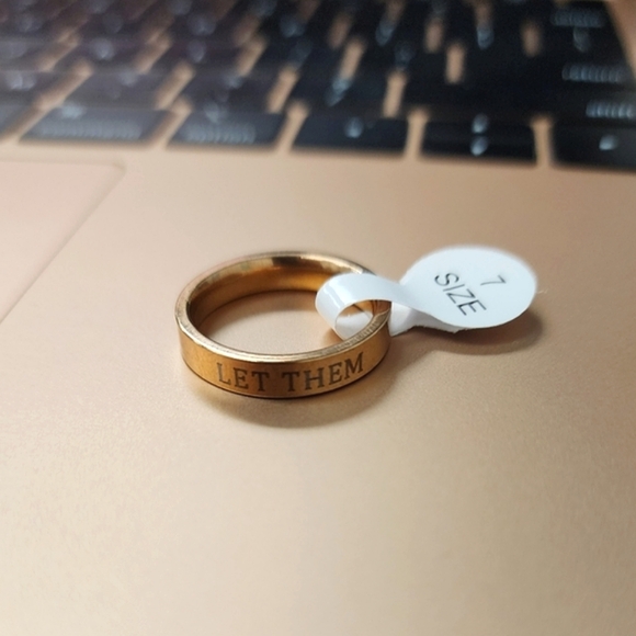 ‼️NEW IN‼️Gold Engraved Ring Size 7 - Picture 3 of 3